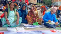 दुई वर्षअघि कठमाण्डू आएर धर्नामा बसेका मिटरब्याज पीडितको तस्बिर 