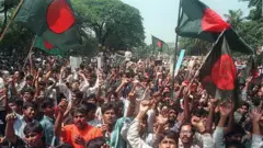 বাংলাদেশ আইসিসি ট্রফি জয়ের পর ঢাকার রাস্তায় মানুষের উল্লাস