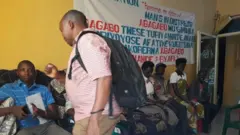 Abagabo n'abagore bari imbere y'inyubako