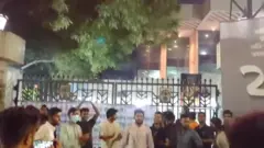 শনিবার সন্ধ্যায় একাডেমির গেইটে বিক্ষুব্ধ ব্যক্তিদের অবস্থানের দৃশ্য