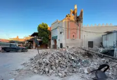 Une vue montre les dommages causés à une ancienne mosquée dans la ville historique de Marrakech, à la suite d'un puissant tremblement de terre au Maroc, le 9 septembre 2023. 