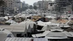 Acampamento de tendas abriga palestinos deslocados pela ofensiva militar israelense na Cidade de Gaza