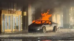 سایبرتراک در حال سوختن