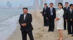 金正恩（中）與女兒金主愛（右三）在元山葛麻海岸旅遊區視察（朝中社照片24/6/2025）