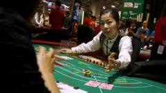 澳門金沙賭場一位女荷官在全亞洲莊荷大賽上作賽（2015年）