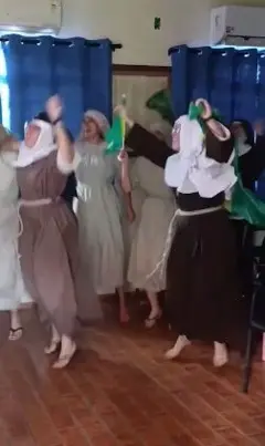 Freiras comemorando