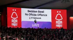 Hoton talabijin lokacin da ya nuna hukuncin da VAR ta yanke a karawar Nottingham Forest da Southampton a gasar Premier