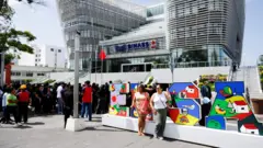 Personas evacuadas de la Biblioteca Nacional de El Salvador