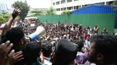 Personas en las calles de Bangladesh manifestánfose.