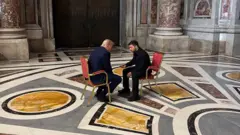Le président américain Donald Trump et le président ukrainien Volodymir Zelensky à l'intérieur de la basilique Saint-Pierre.
