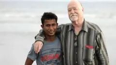 Colin Singer membantu Ali mendapatkan ganti rugi atas perlakuan pemerintah Australia.