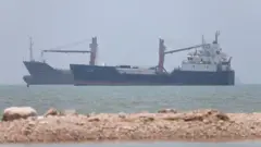 Sejumlah kapal dekat pesisir Iran, pada 18 Juni 2026.