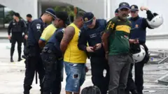Presos escoltados por policiais