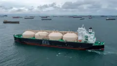 Barcos esperando en el canal el 23 de agosto