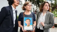 นางแอน-มารี ลิม ภรรยาชาวฝรั่งเศสของลิม กิมยา ที่เดินทางเข้าร่วมการสืบพยานในครั้งนี้ด้วย