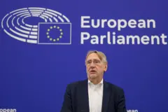 El presidente de la Comisión de Comercio Internacional del Parlamento Europeo, Bernd Lange, habla ante la prensa