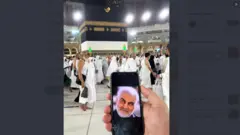 تصویری که توسط یک حساب توییتری به نام «خلیل دردمند» منتشر شده و در آن تصویر قاسم سلیمانی به همراه ساختمان کعبه دیده می‌شود