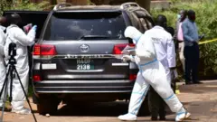 Imodoka yari irimo Gen Katumba Wamala yarashweho amasasu menshi