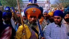 சீக்கியர்களின் ‘ஹோலா மொஹல்லா’.