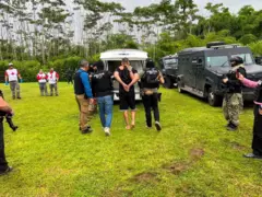 Momento que la policía lleva esposado a alias "Diablo" a un vehículo policial.