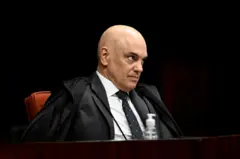 Alexandre de Moraes olhando para cima