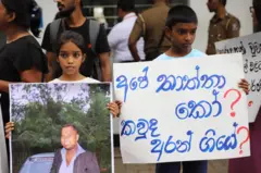 "ඉස්කෝලෙ ඇරිලා අනිත් ළමයින්ගේ තාත්තලා ඇවිත් එයාලව ගෙදර එක්කගෙන යනකොට මට ගොඩක් දුක හිතෙනවා. ඒ වෙලාවට මට හිතෙනවා මගේ තාත්තත් මගේ ළඟ හිටියා නම් මාව එක්කගෙන යන්න එනවනේ කියලා," ඒ මදුෂ්කගේ දියණියයි. "තාත්තාට ගිහින් වඳින්න මට සොහොනක්වත් නෑ," ඒ මදුෂ්කගේ දස හැවිරිදි පුත්‍රයා වන රනුල් ද සිල්වා ය. ඔවුන් නිවුන් දරුවන්ය. 