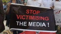 فیڈرل یونین آف جرنلسٹس کے سینئر رہنما سی آر شمسی کا کہنا ہے کہ گیارہ ستمبر کے واقعات کے بعد صحافیوں پر دباؤ میں اضافہ ہوا ہے۔