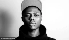 Mohbad wọ aṣọ dúdú, dé fìlà tó ṣí ẹnù rẹ̀ sókè