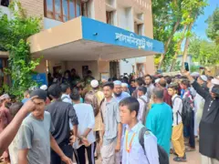 লালমনিরহাট থানা ঘেরাও করেছিলো একদল ব্যক্তি