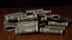 500 के नोटों की गड्डियां