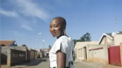 Une femme posant fièrement avec son crâne rasé dans la rue