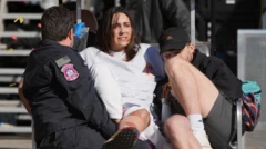 Una mujer herida es trasladada por policías