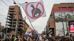 أشخاص يحتجون