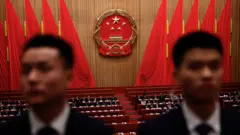 北京人民大會堂內兩名工作人員在觀眾席上站崗（5/3/2025）