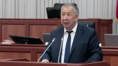 Кубатбек Боронов биринчи кесиби боюнча курулушчу, кийин юриспруденцияны да окуган