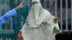 ছেলের বলে আউট হয়ে গেছেন মা।
