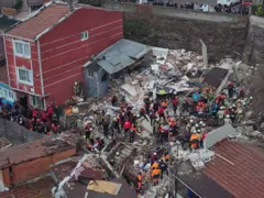 Enkaz etrafında çalışmalarda bulunan acil yardım ekiplerinin görüntüsü