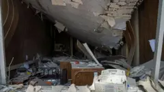 تجهیزات اداری تخریب شده در میان ویرانیهای زندان اوین پس از حمله هوایی اسرائیل در روز دوم تیر ماه‌‌