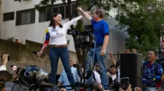 María Corina Machado ao lado de Juan Pablo Guanipa, durante um protesto contra o governo em janeiro de 2025, em Caracas, Venezuela.