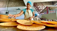 ખાખરા બનાવતા બહેન