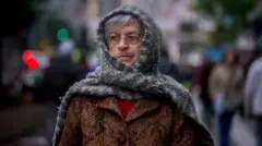 Pessoa com cachecol na cabeça