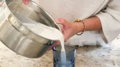 भांगेचे दूध बनवण्याचा प्रयत्न