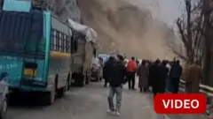 மலைச்சரிவையும், சாலையில் வாகனங்கள் வரிசையாக நிற்பதையும் காட்டும் புகைப்படம் 