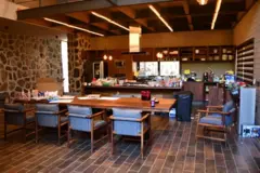Una vista de la cocina y comedor, con muebles y productos, al interior de la cabaña.