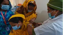 বাংলাদেশে ফেব্রুয়ারি থেকে অক্সফোর্ড-অ্যাস্ট্রাজেনেকার টিকা দেয়া শুরু হয়।