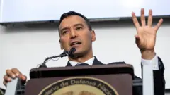 Ministro da Defesa da Colômbia, Pedro Sánchez, falando no microfone