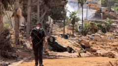 Libya'nın Derne kentindeki enkazı kaldırmak haftalarca sürebilir