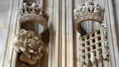 Эмблемы английской монархии: роза Тюдоров и герса под коронами. Каменный рельеы на стенах часовни Королевского колледжа в Кембридже