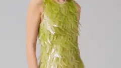 yosun bazlı bir polimerden üretilen payetlerden oluşan elbise