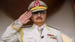 Waxaa lasoo tabiyay in Hafter uu amarro siiyay ciidamadiisa, qaar ka mid ah saraakiishana uu dalacsiiyay